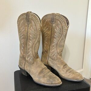 Women’s ariat 9B boots